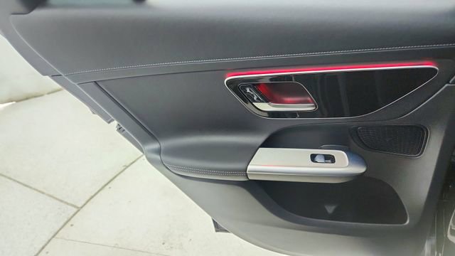 Used 2025 Mercedes-Benz GLC 350e 4MATIC image 33