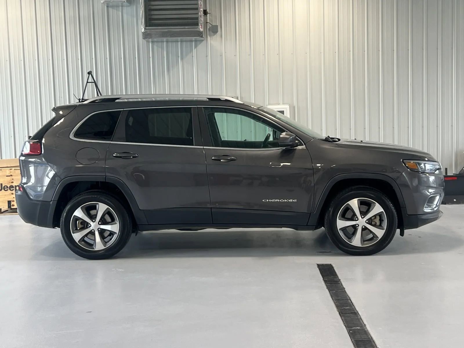 Used 2020 Jeep Cherokee Limited image 2