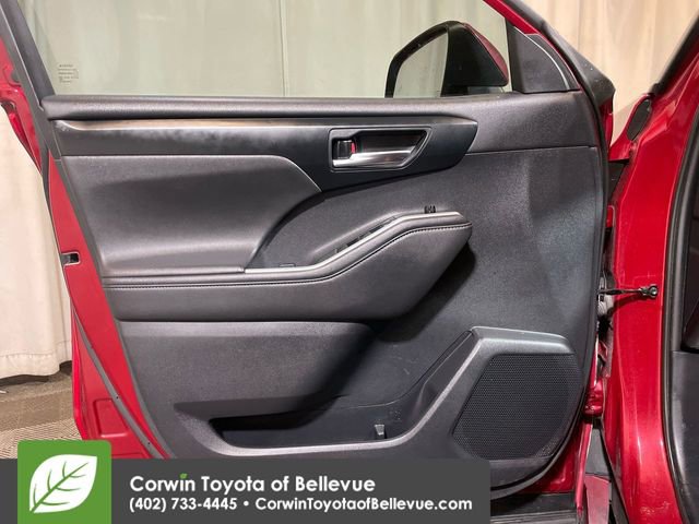 Used 2020 Toyota Highlander XLE image 26