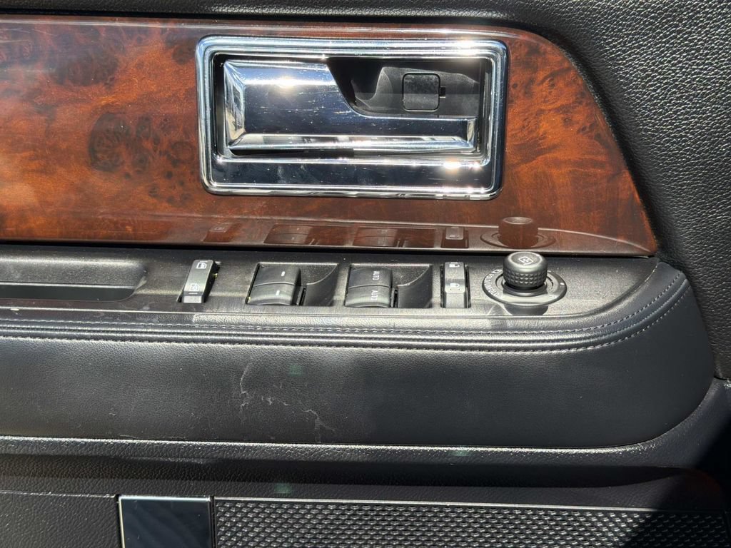 Used 2017 Lincoln Navigator Select RWD image 21