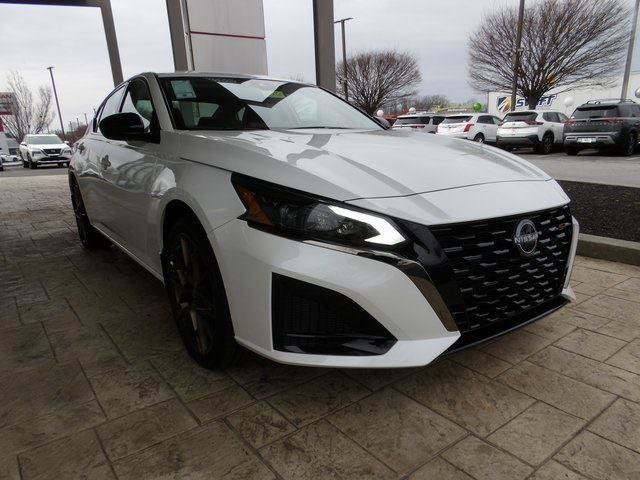 Used 2025 Nissan Altima 2.5 SR w/ SR Premium Package FWD image 3