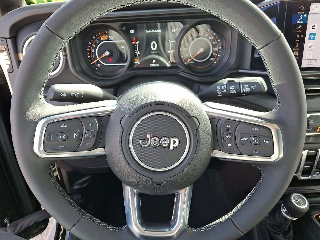 Certified 2025 Jeep Wrangler Sahara w/ Technology Group image 16