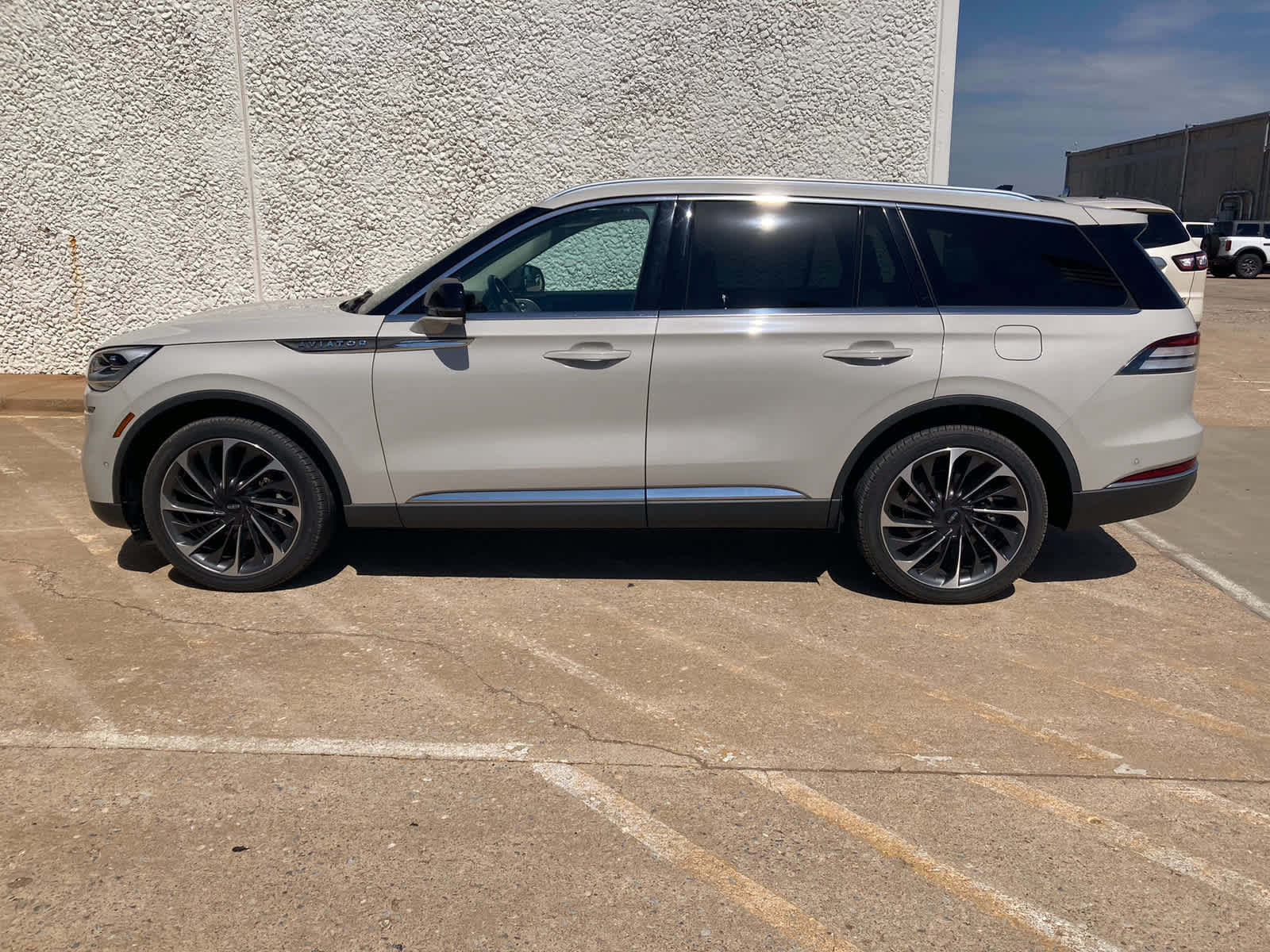 Used 2022 Lincoln Aviator Reserve w/ Equipment Group 201A AWD/4WD image 3