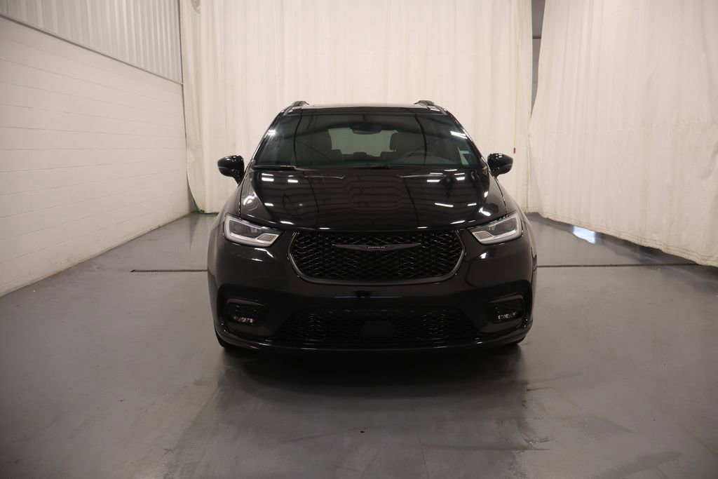 Used 2025 Chrysler Pacifica Limited image 3