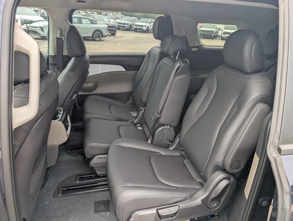 New 2027 Kia Carnival FWD image 9