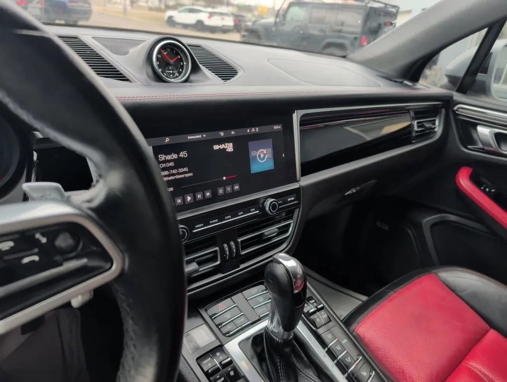 Used 2021 Porsche Macan w/ Premium Package image 18