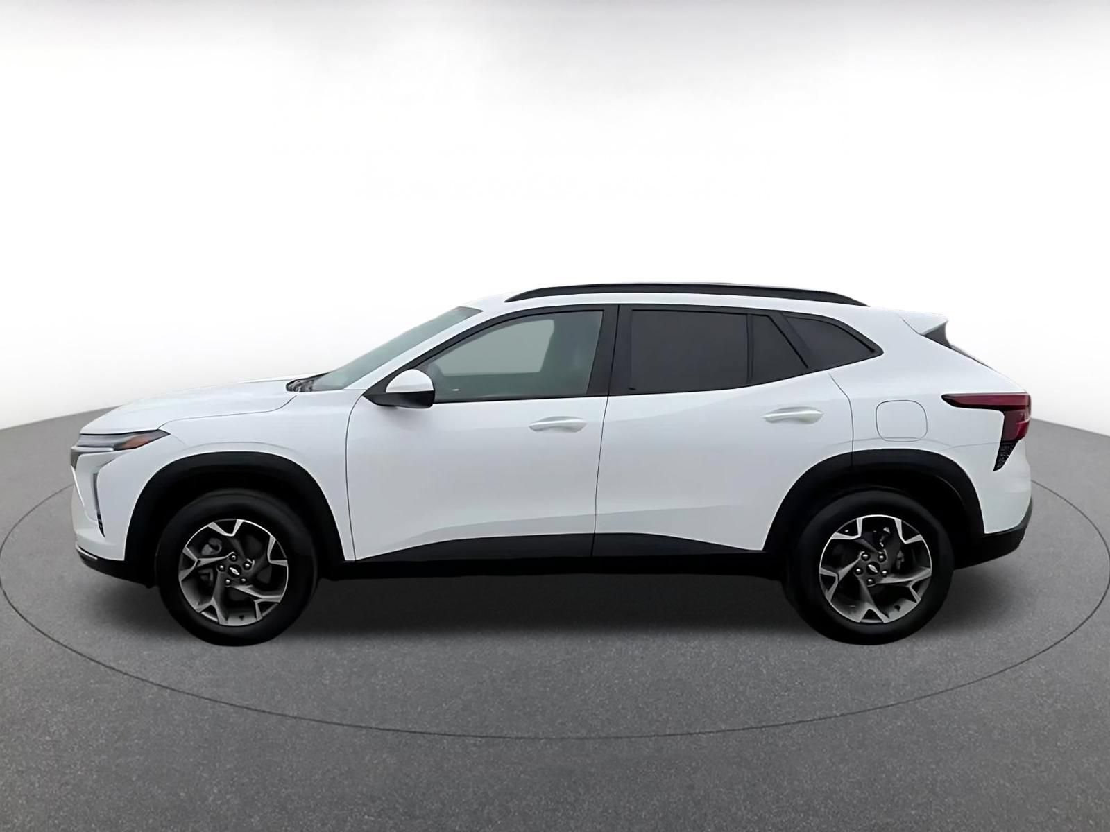 Used 2025 Chevrolet Trax LT FWD image 9