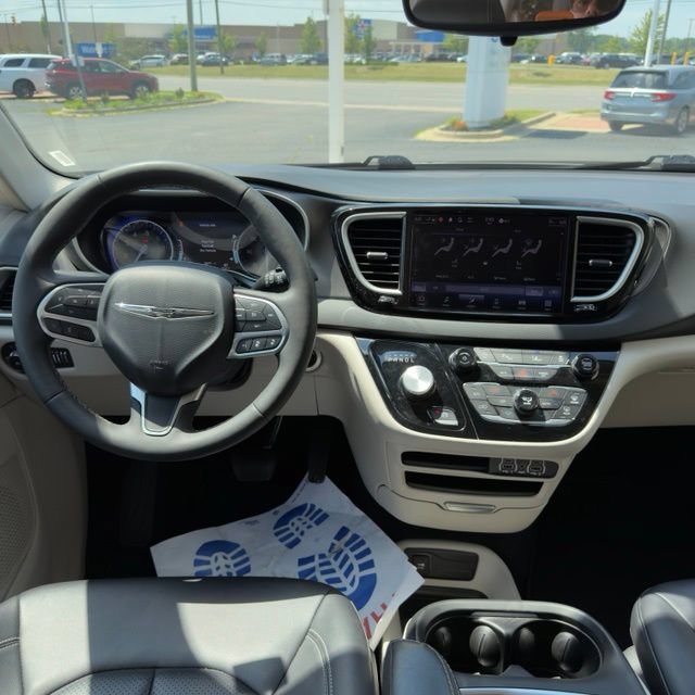 Used 2024 Chrysler Pacifica Touring-L FWD image 16