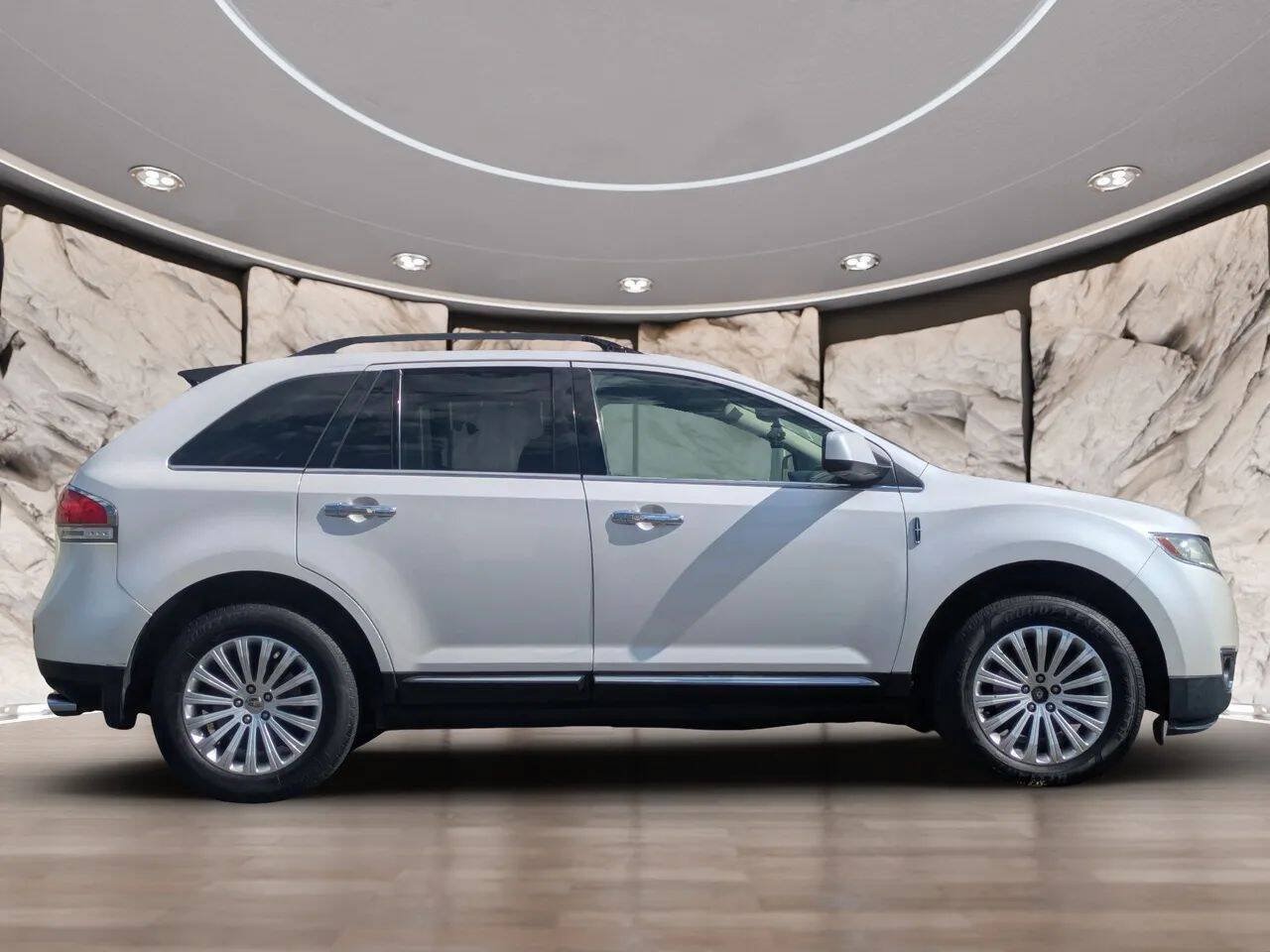 Used 2011 Lincoln MKX 2WD w/ Wood Pkg image 11