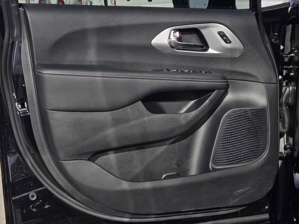 New 2026 Chrysler Pacifica Limited w/ S Appearance Package image 17