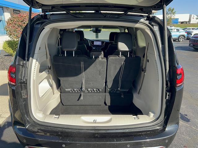 Used 2023 Chrysler Pacifica Touring-L FWD image 10