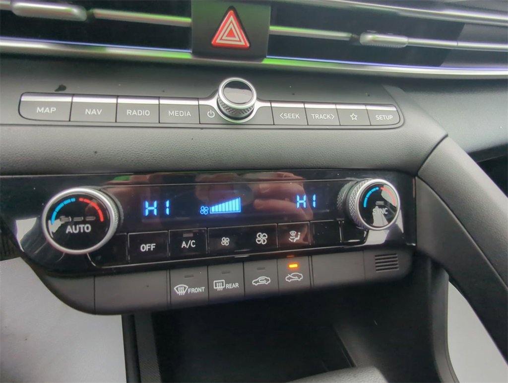Used 2024 Hyundai Elantra SEL image 25