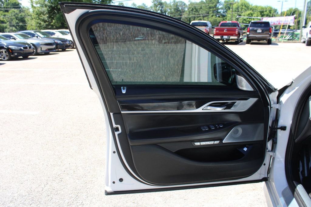 Used 2018 BMW 750i image 17