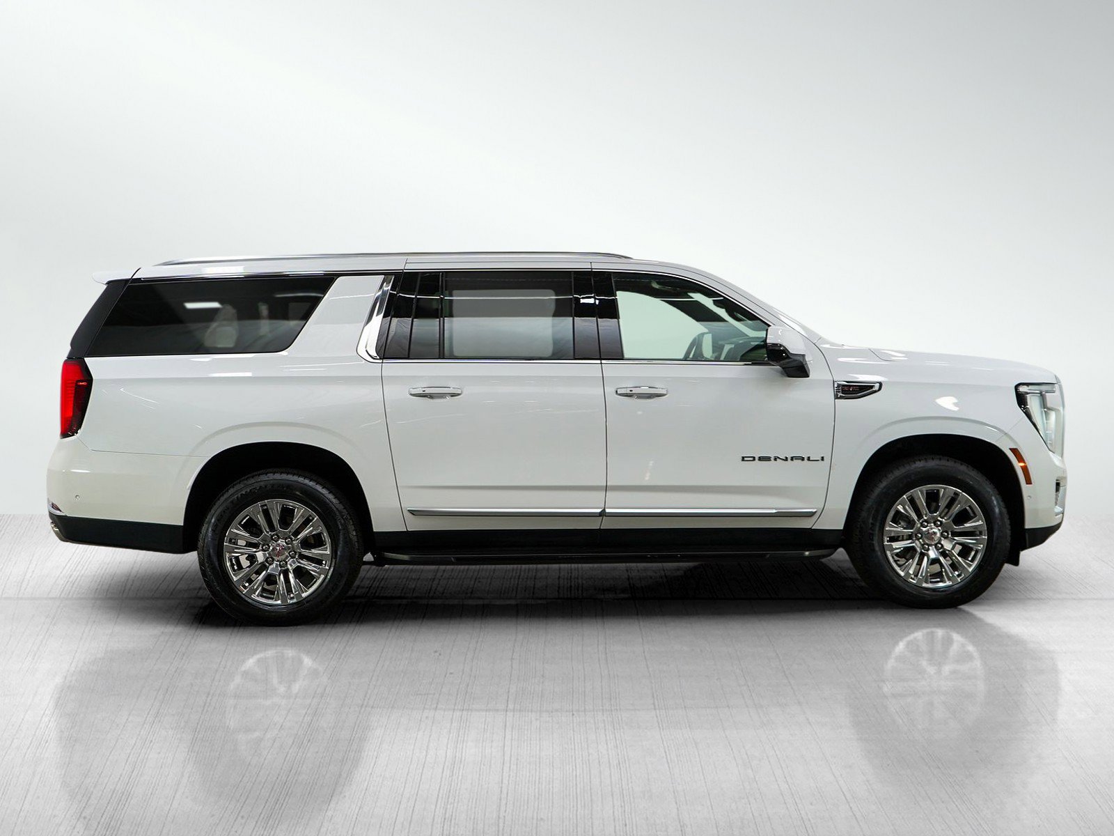 Used 2025 GMC Yukon XL Denali image 6