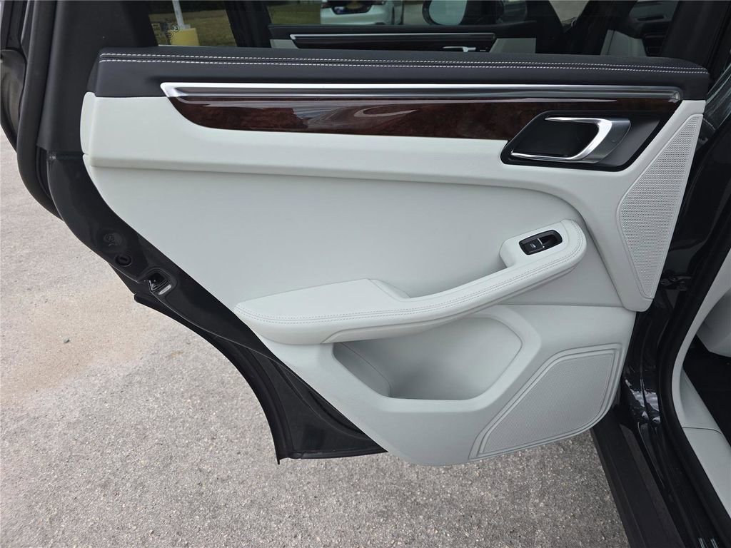 Used 2023 Porsche Macan S image 9