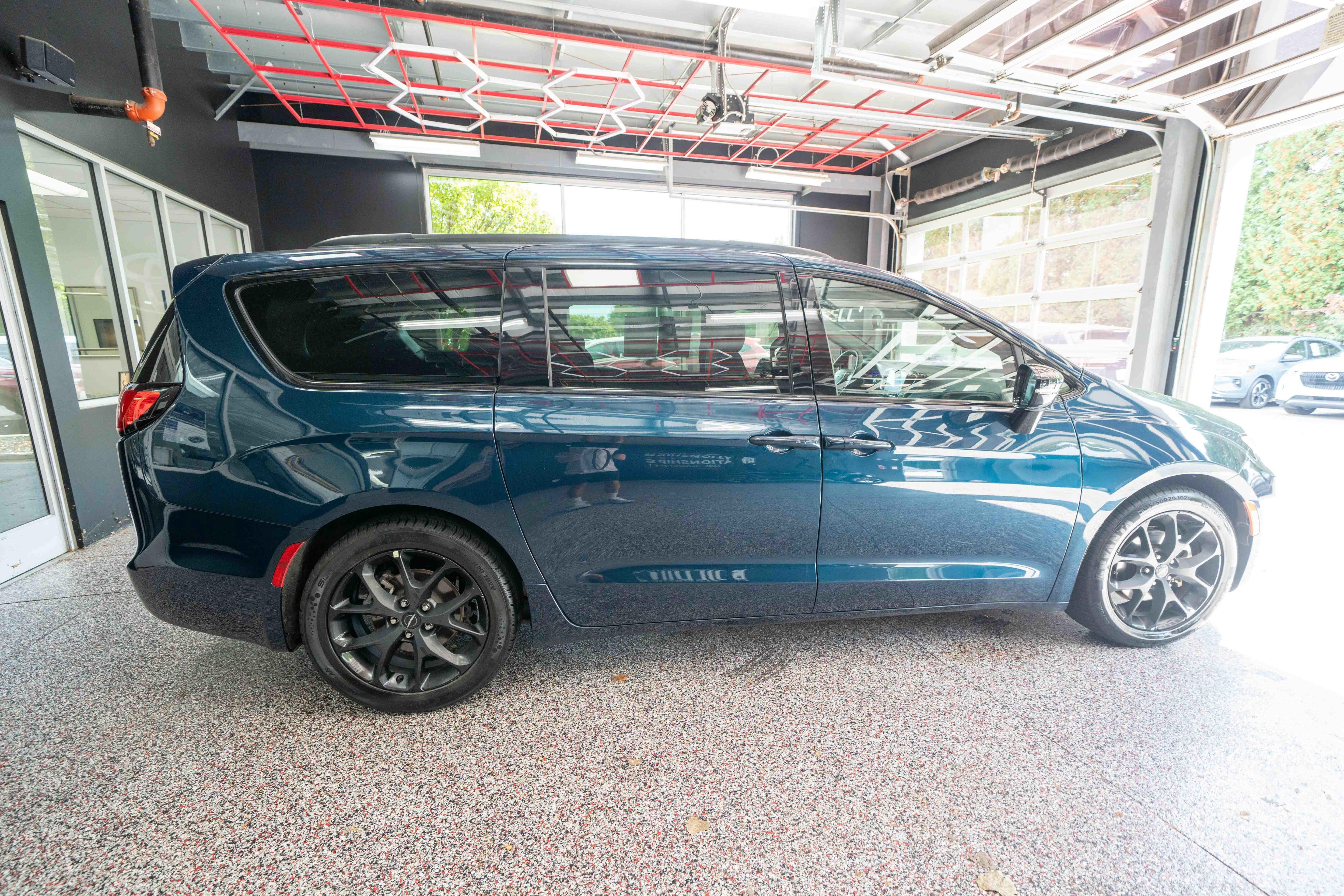 Used 2025 Chrysler Pacifica Limited FWD image 4