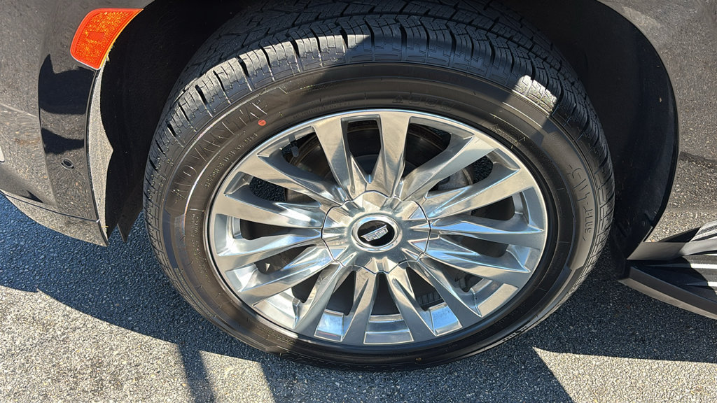 Used 2023 Cadillac Escalade Premium Luxury AWD/4WD image 32