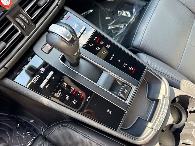 Certified 2025 Porsche Macan AWD/4WD image 30