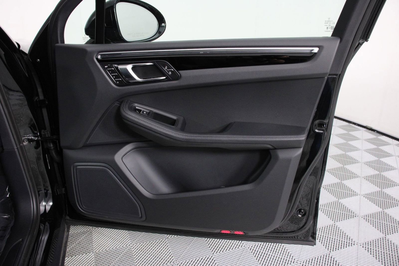 Certified 2025 Porsche Macan image 23