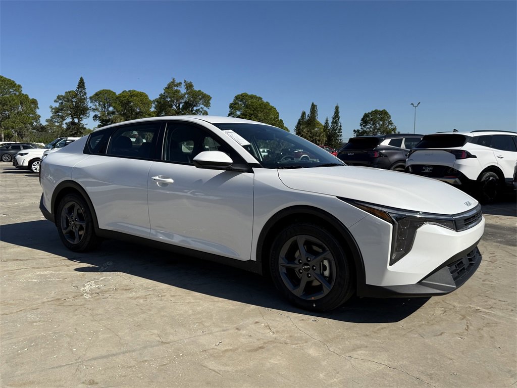 New 2025 Kia K4 LXS image 2