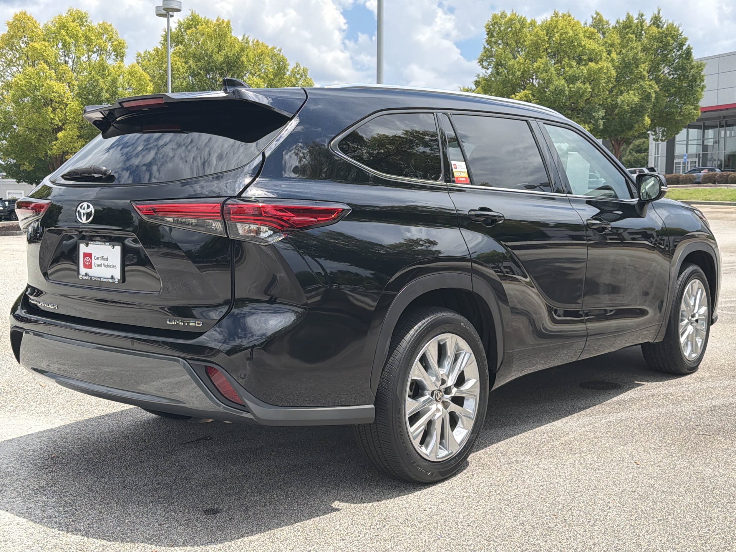 Certified 2021 Toyota Highlander Limited FWD image 28