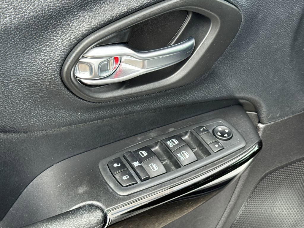 Used 2020 Jeep Cherokee Latitude Plus image 28