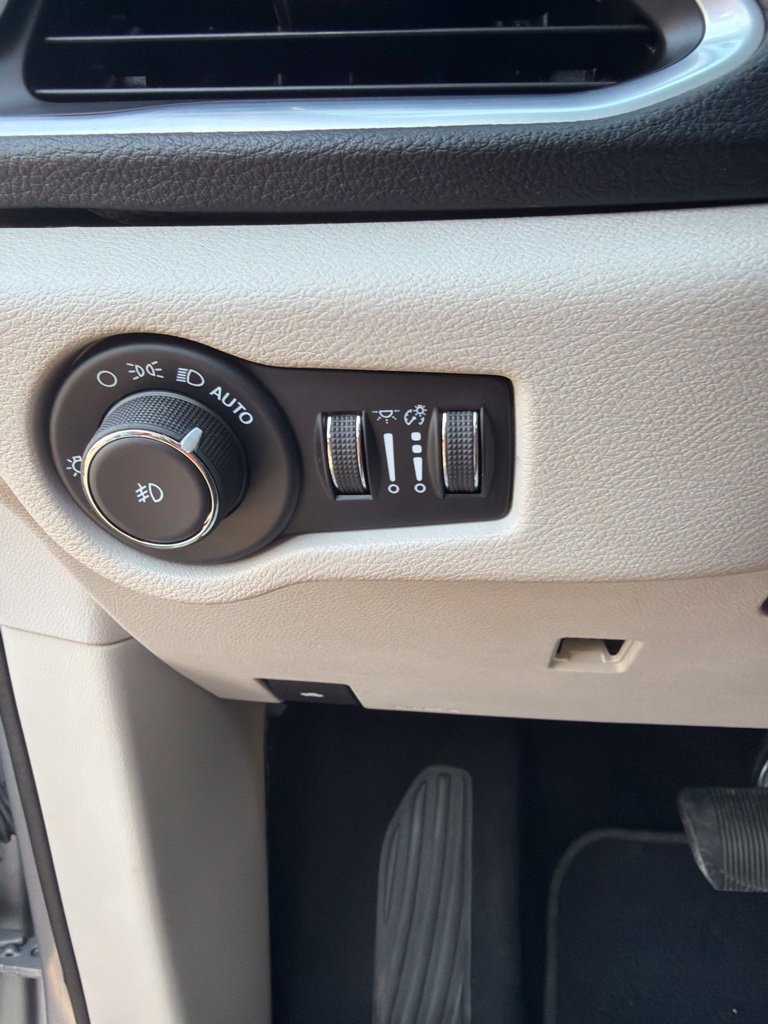 Used 2018 Chrysler Pacifica Limited FWD image 14