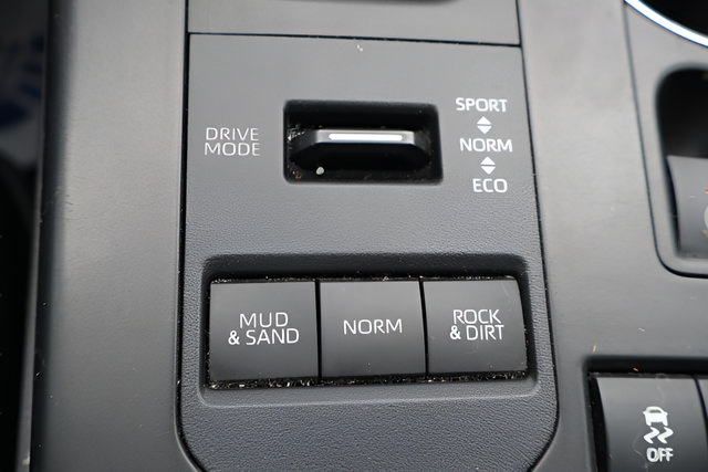 Used 2021 Toyota Highlander XLE AWD/4WD image 32