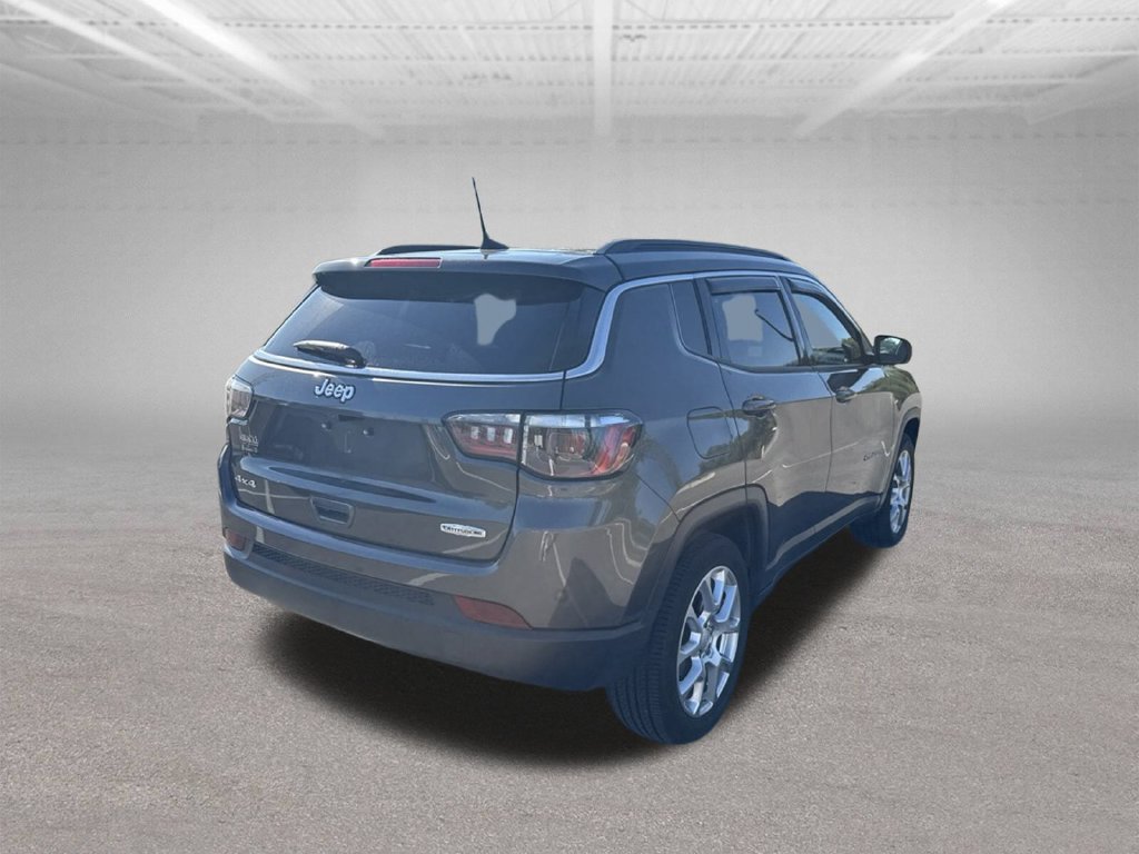 Used 2024 Jeep Compass Latitude w/ Sun and Sound Group AWD/4WD image 9