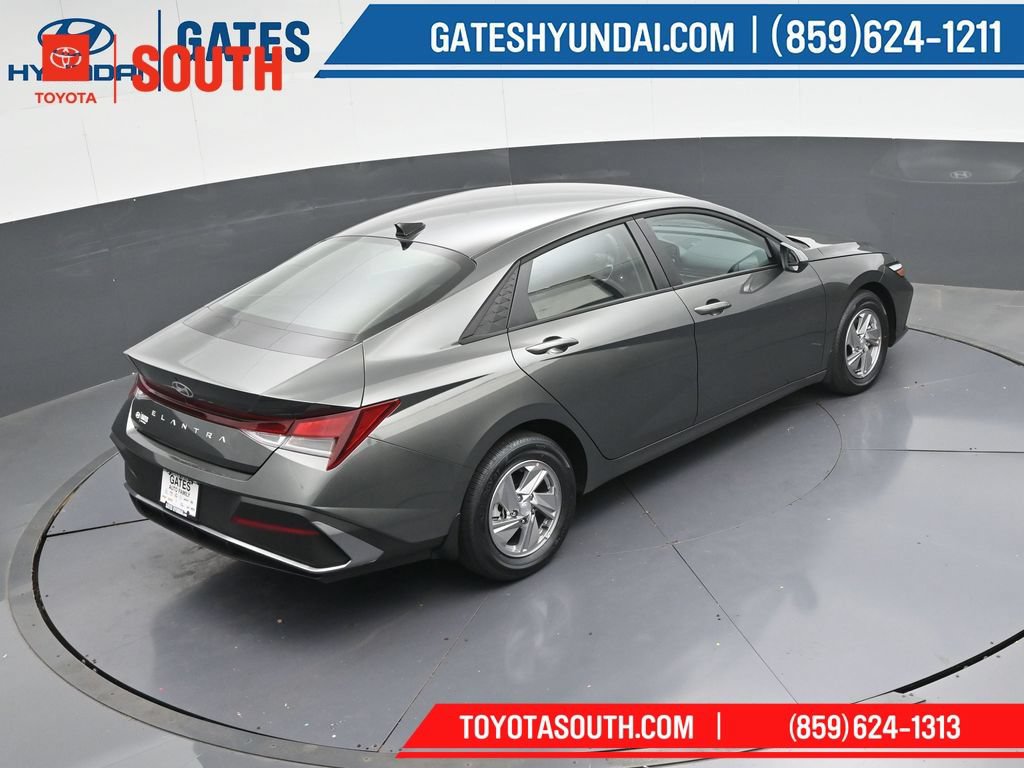 Used 2025 Hyundai Elantra SE FWD image 40