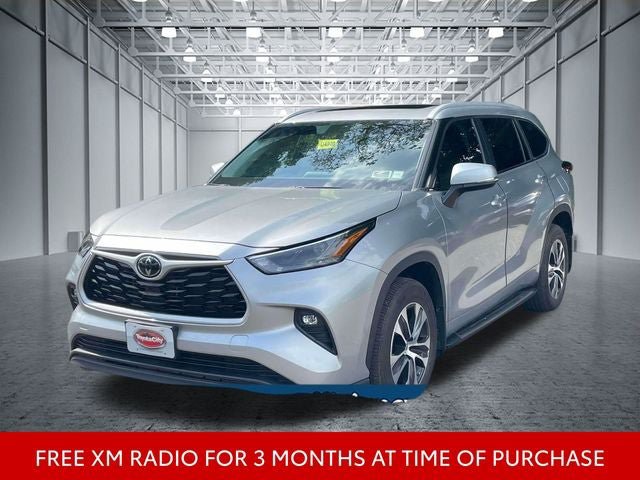 Used 2023 Toyota Highlander XLE AWD/4WD image 4