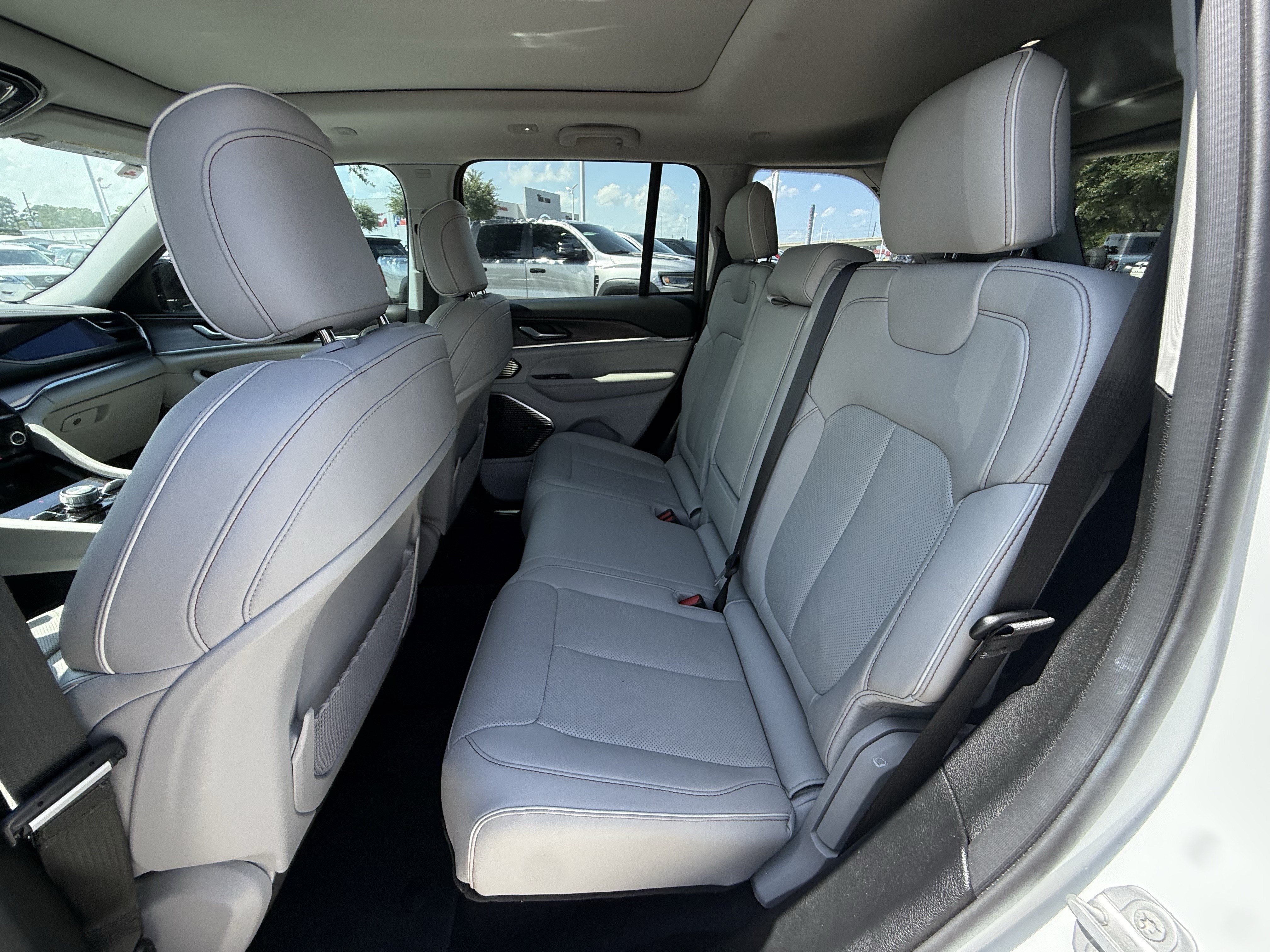 Used 2022 Jeep Grand Cherokee Overland AWD/4WD image 30