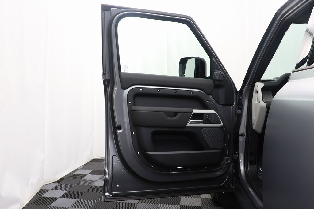 New 2024 Land Rover Defender 110 SE image 7