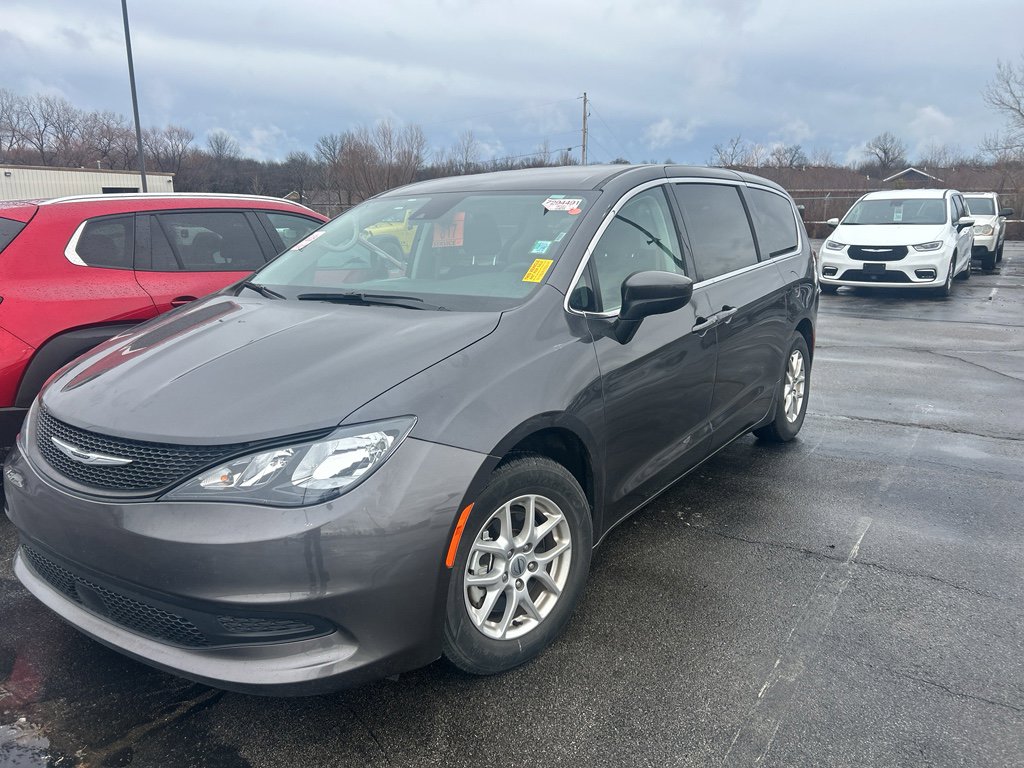 Used 2023 Chrysler Voyager LX image 4