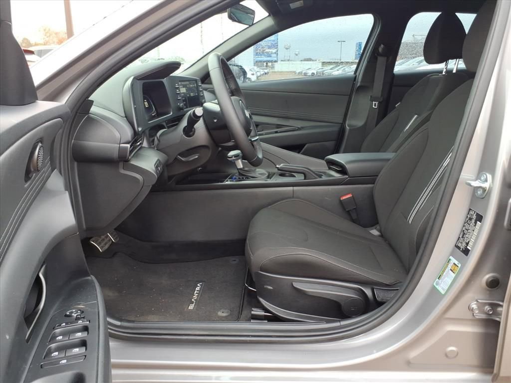 Used 2025 Hyundai Elantra Sport image 16