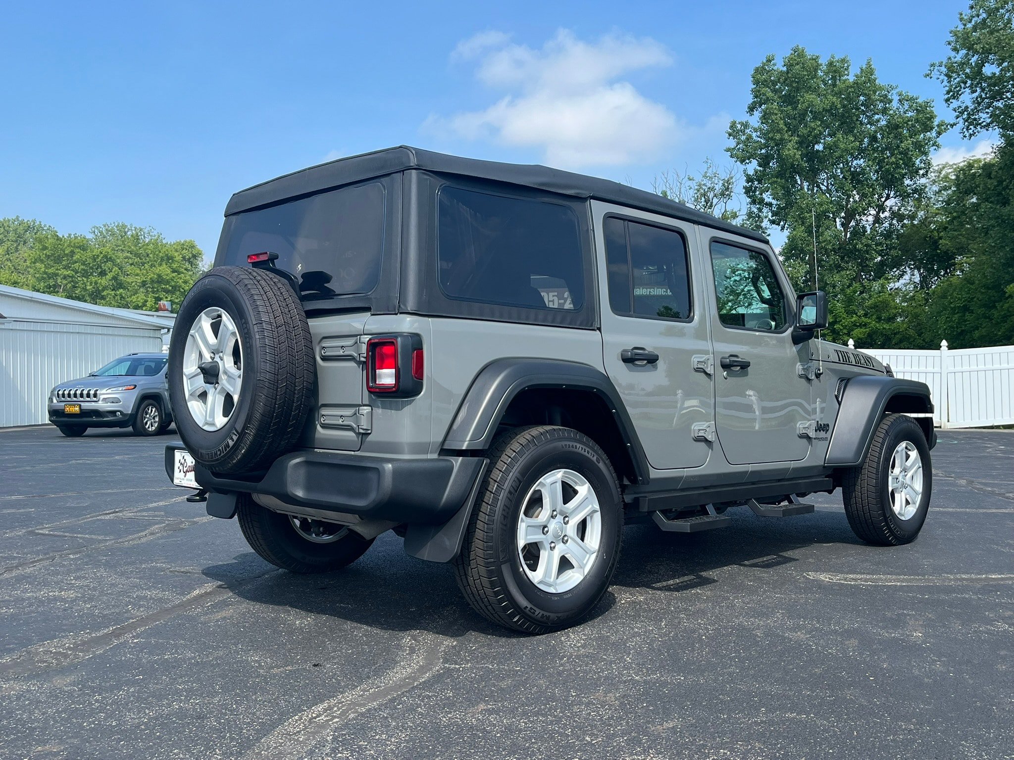 Used 2022 Jeep Wrangler Unlimited Sport AWD/4WD image 3
