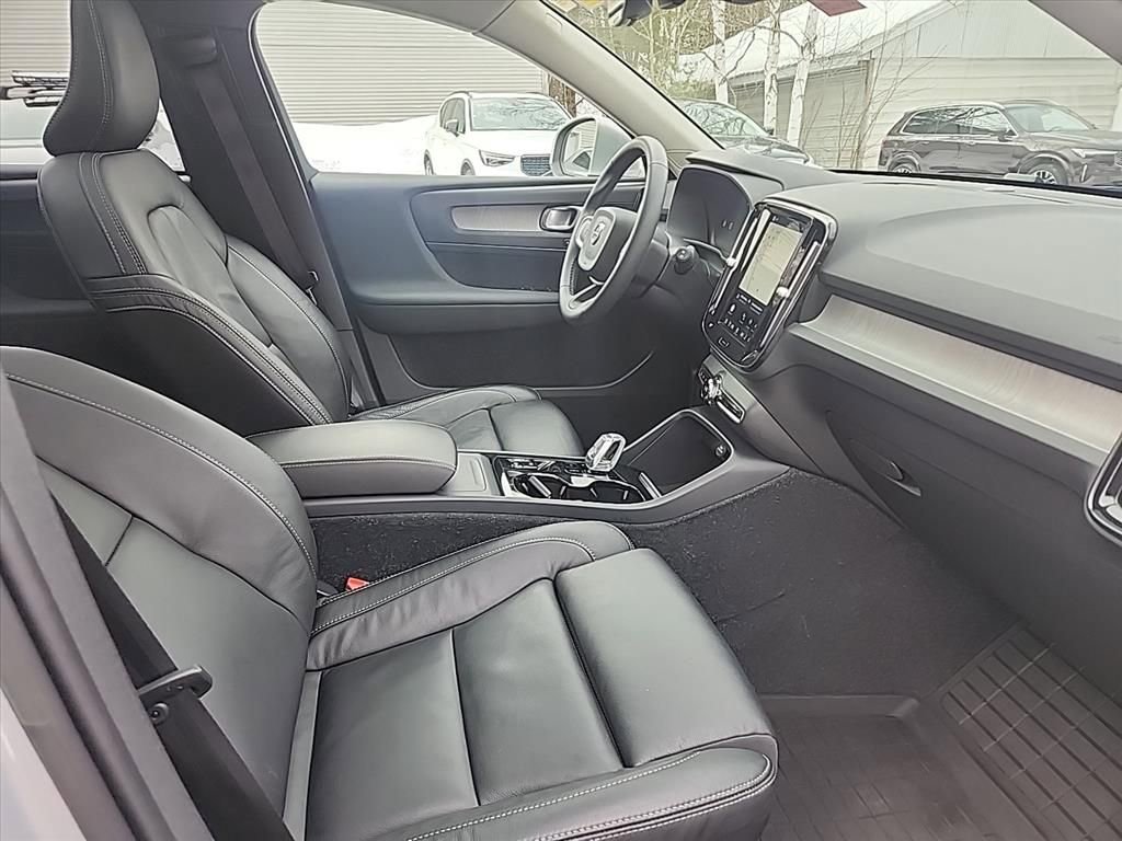 Certified 2023 Volvo XC40 B5 Plus w/ Driver Assist Package AWD/4WD image 37