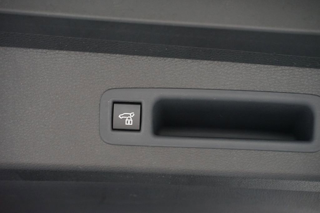 Certified 2025 Toyota Sienna Platinum FWD image 39