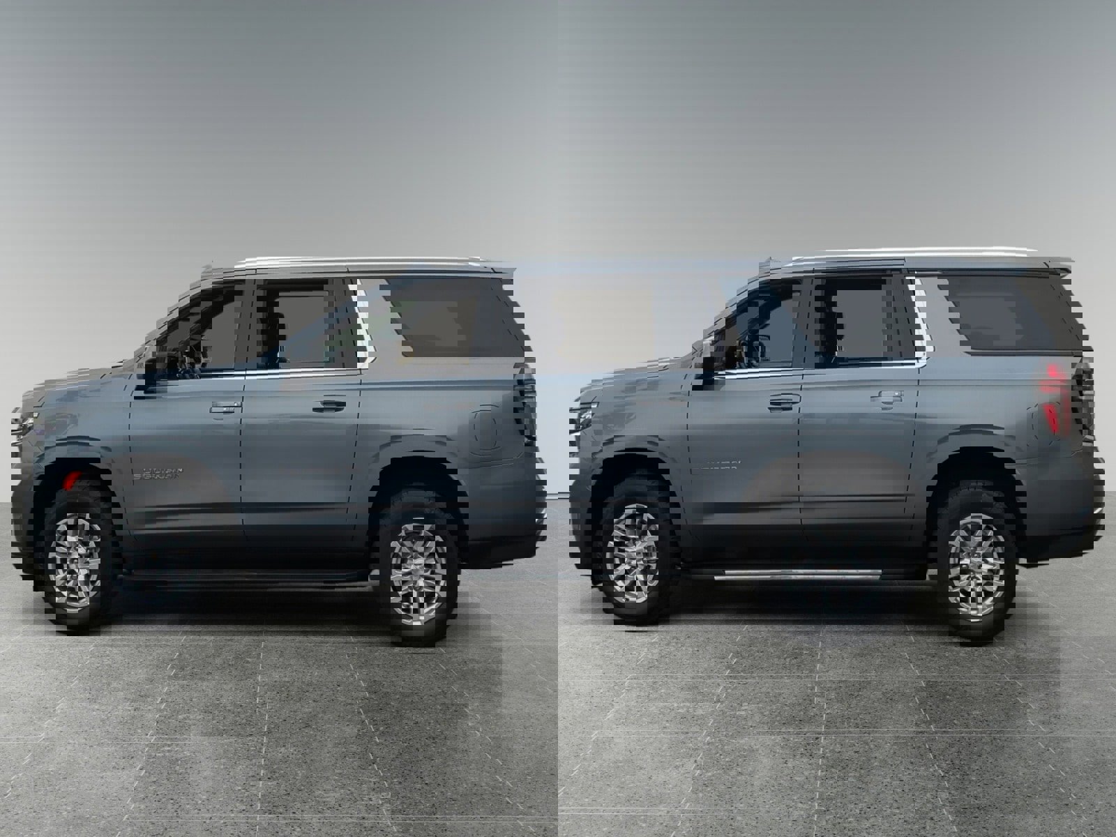 Used 2022 Chevrolet Suburban LT image 2