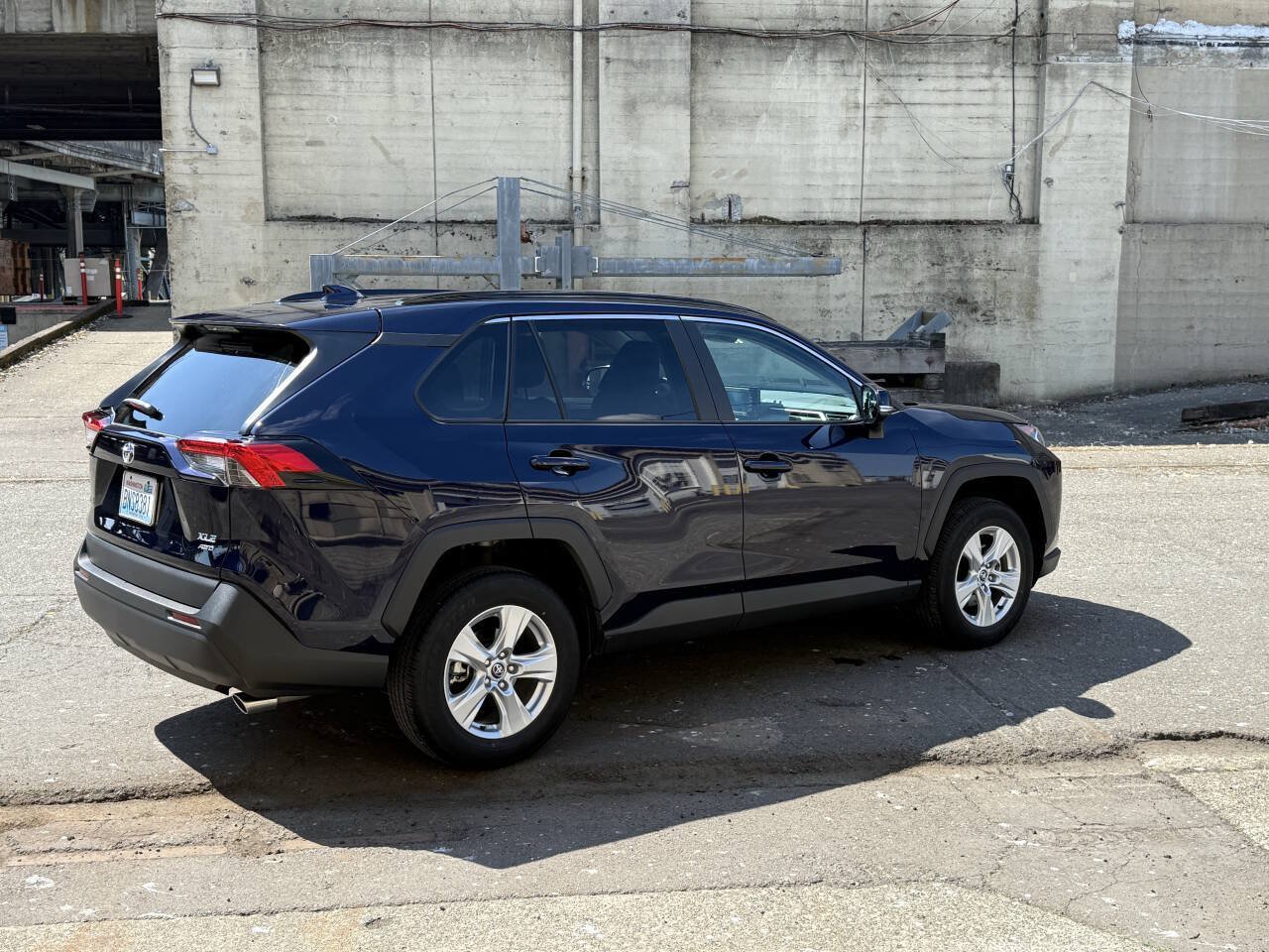 Used 2020 Toyota RAV4 XLE w/ Convenience Package AWD/4WD image 11