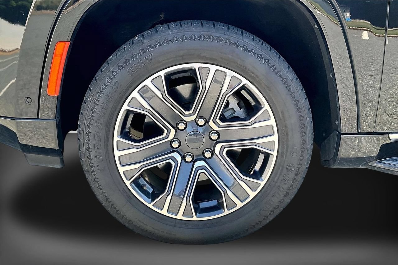 Certified 2024 Jeep Wagoneer Series II AWD/4WD image 33