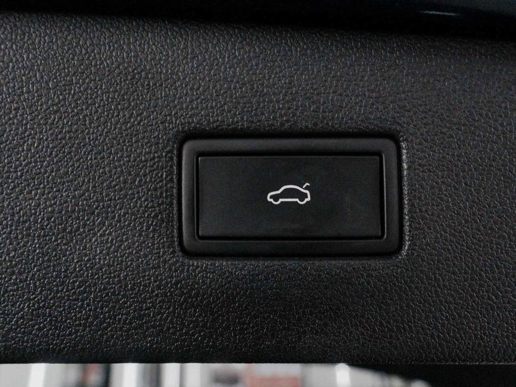 Used 2022 Volkswagen Tiguan SE w/ Panoramic Sunroof Package image 39