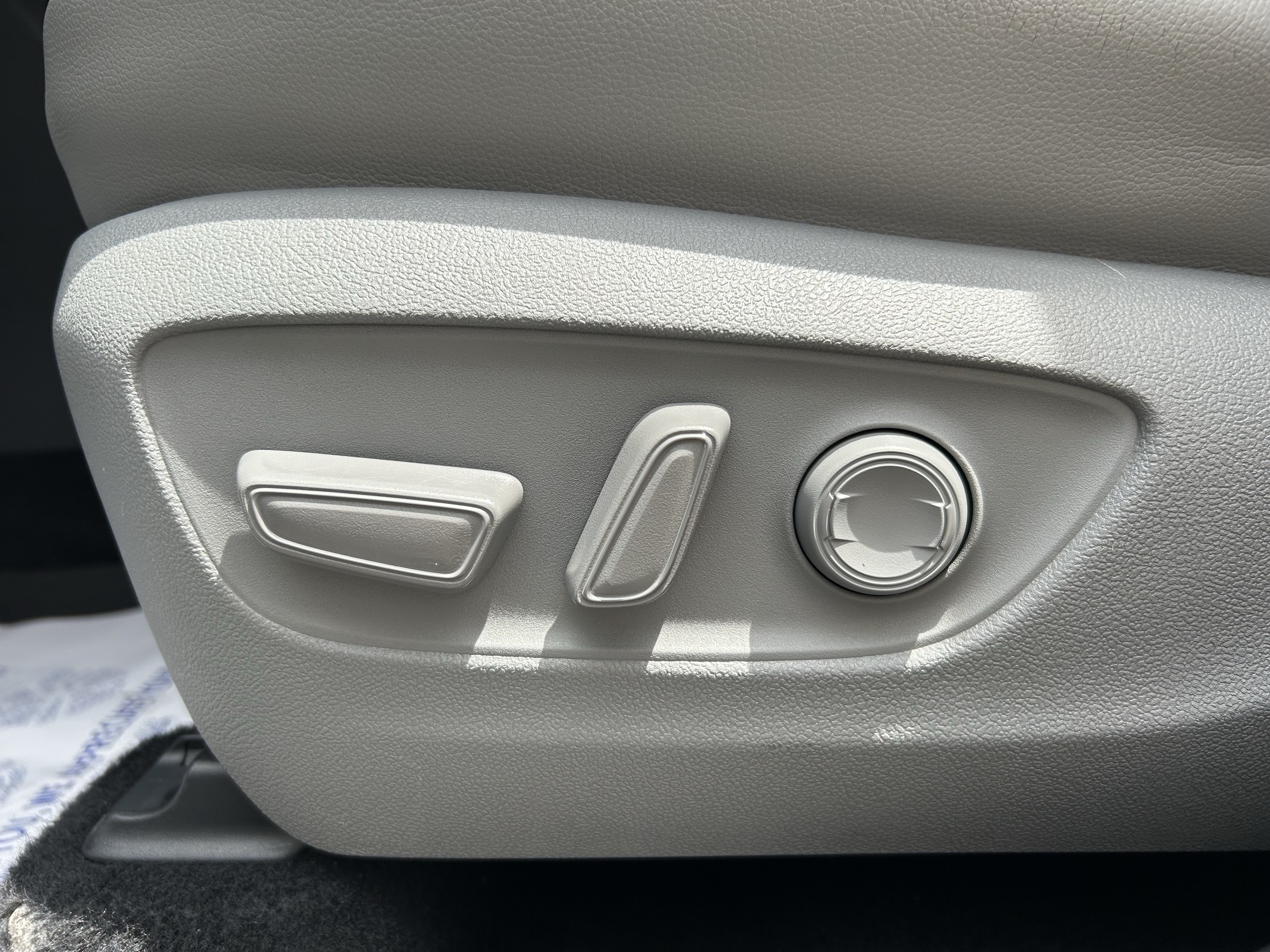 Certified 2020 Toyota Highlander XLE AWD/4WD image 14