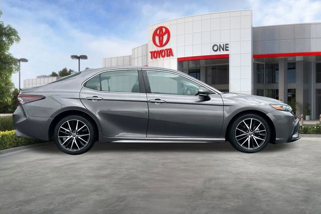 Used 2023 Toyota Camry SE FWD image 3