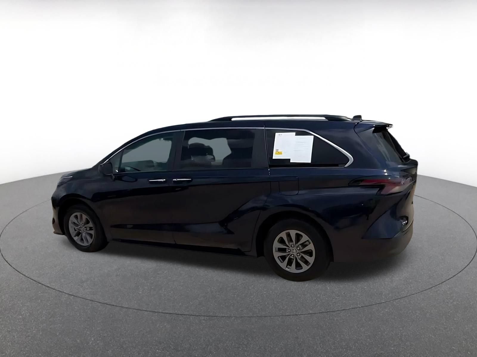 Used 2025 Toyota Sienna XLE FWD image 9