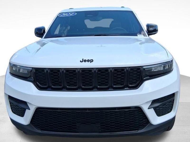 Used 2024 Jeep Grand Cherokee Altitude AWD/4WD image 8