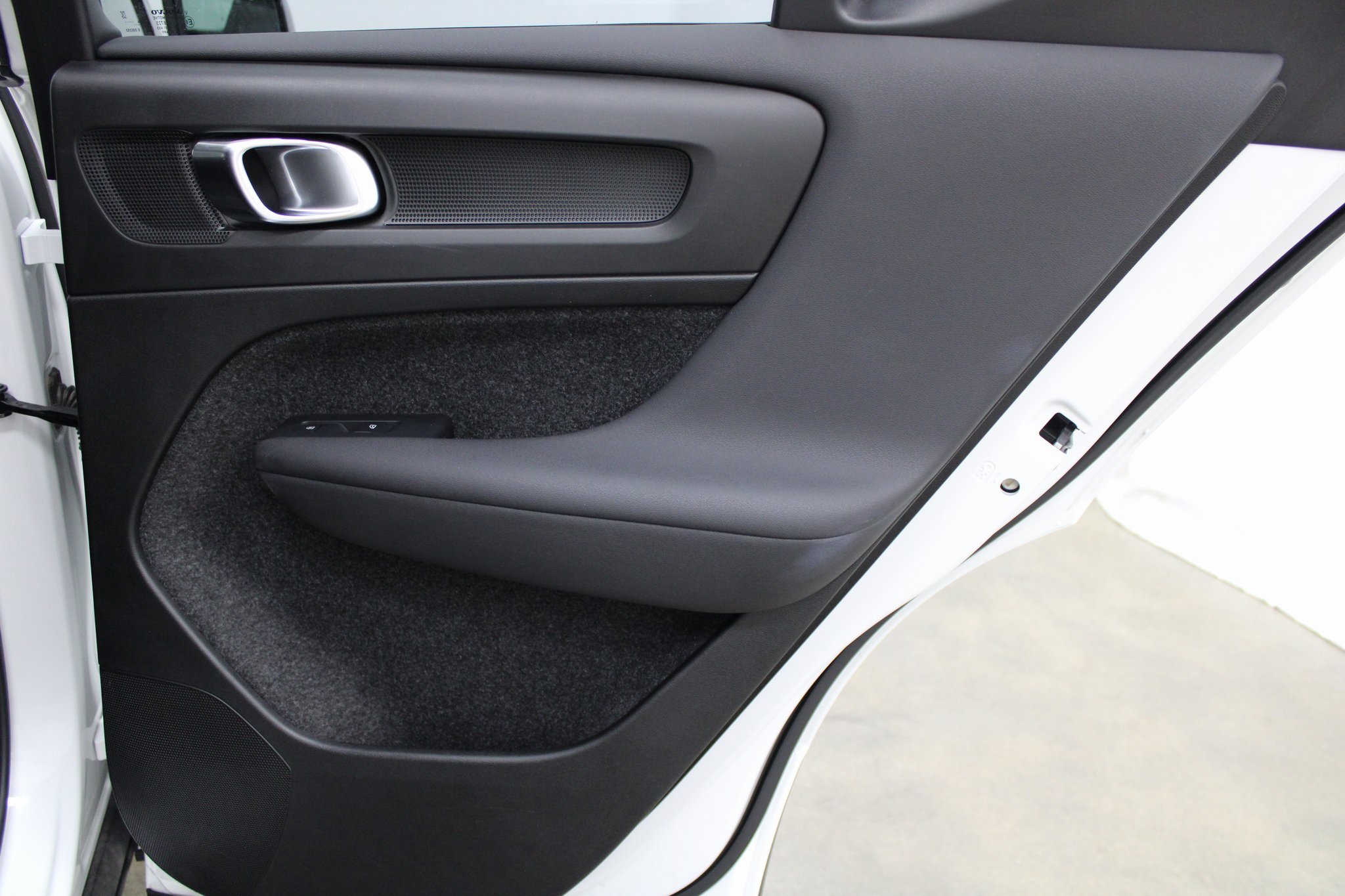 Used 2025 Volvo XC40 B5 Plus image 19