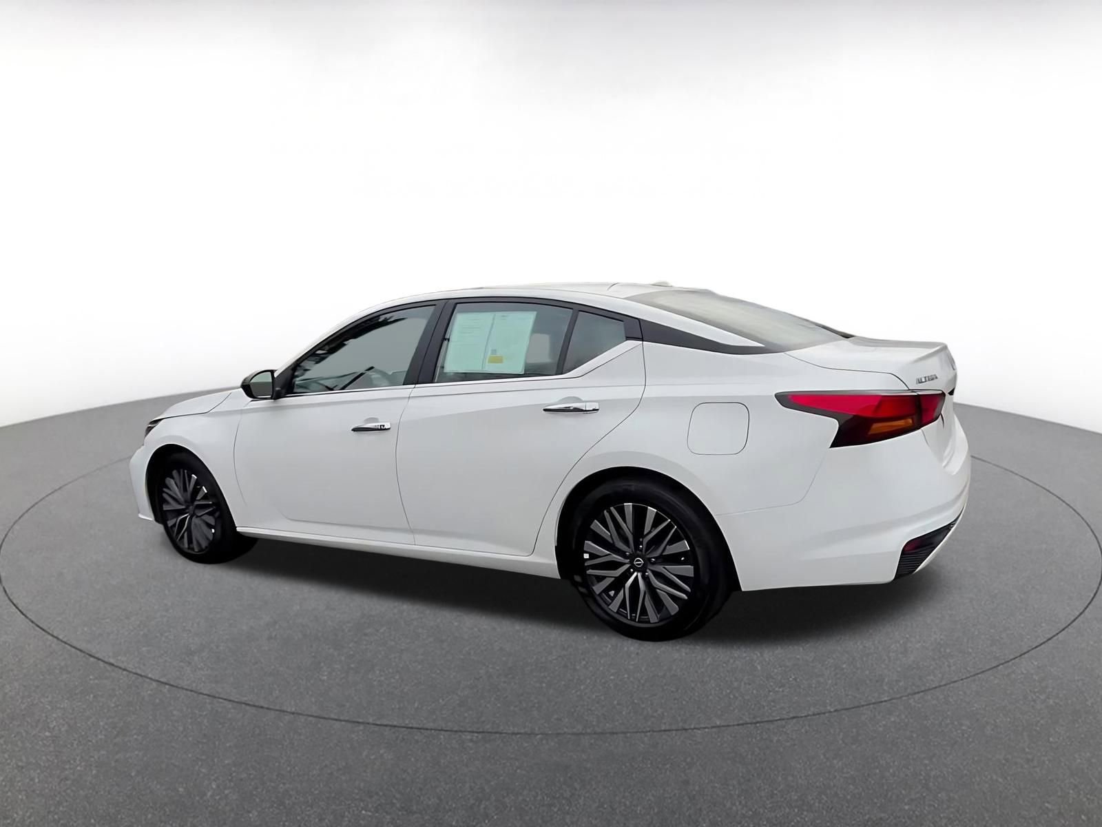 Used 2025 Nissan Altima 2.5 SV image 10