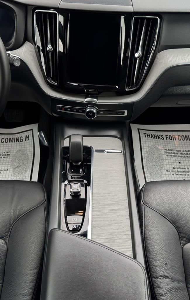 Used 2025 Volvo XC60 B5 Plus image 17