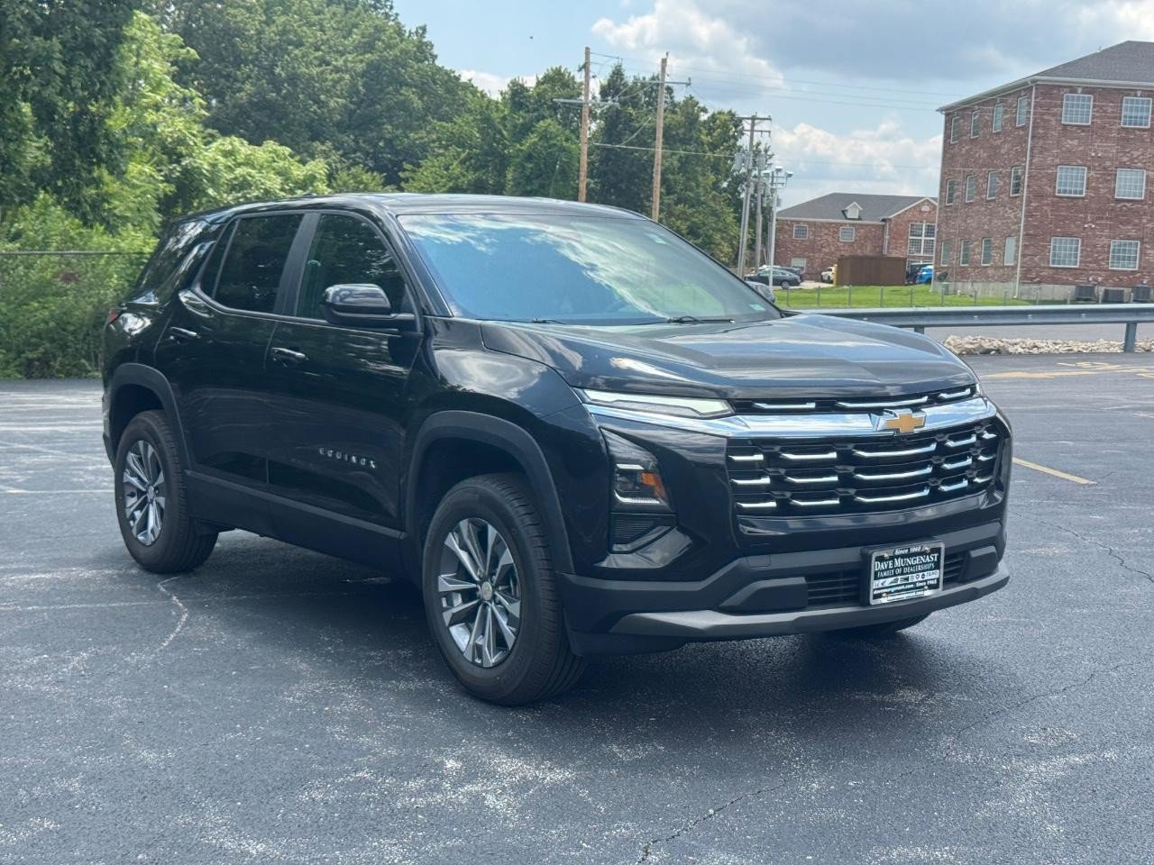 Used 2026 Chevrolet Equinox LT AWD/4WD image 2